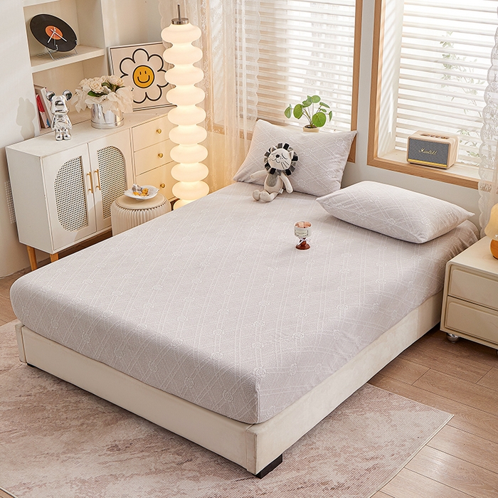 91家纺网 家纺一手货源 找家纺 楼兰公主 2025新款雕花绒床笠 浅灰恬梦