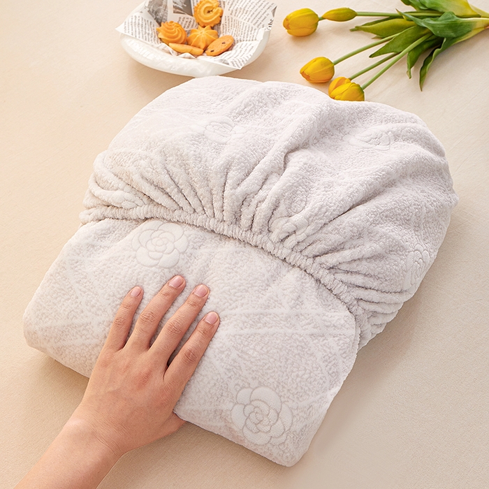 91家纺网 家纺一手货源 找家纺 楼兰公主 2025新款雕花绒床笠 浅灰恬梦