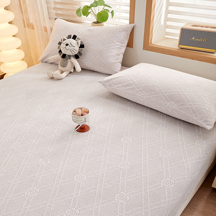 91家纺网 家纺一手货源 找家纺 楼兰公主 2025新款雕花绒床笠 浅灰恬梦