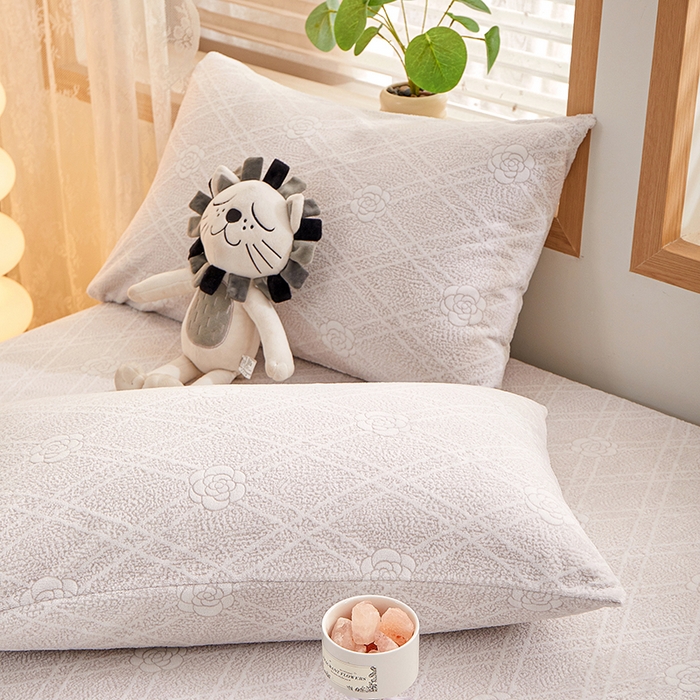 91家纺网 家纺一手货源 找家纺 楼兰公主 2025新款雕花绒床笠 浅灰恬梦