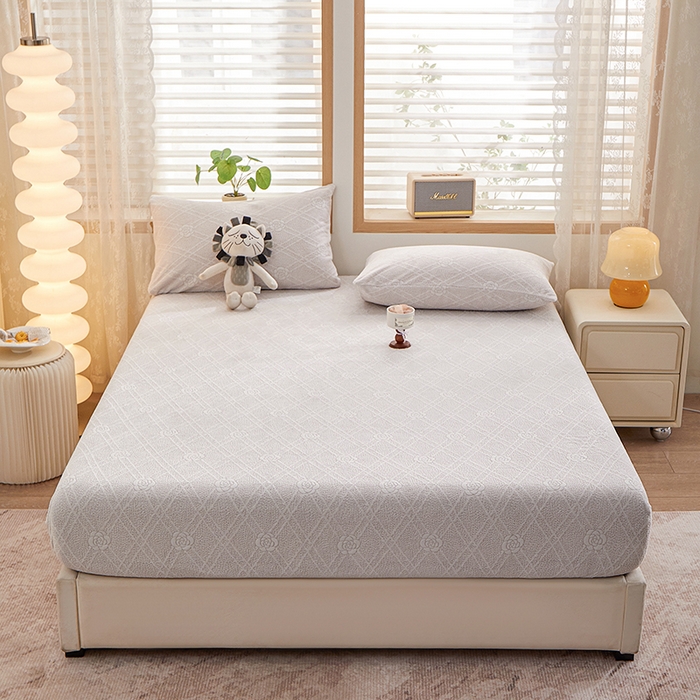 91家纺网 家纺一手货源 找家纺 楼兰公主 2025新款雕花绒床笠 浅灰恬梦