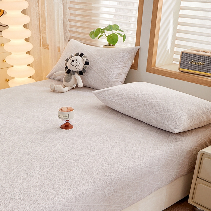 91家纺网 家纺一手货源 找家纺 楼兰公主 2025新款雕花绒床笠 浅灰恬梦