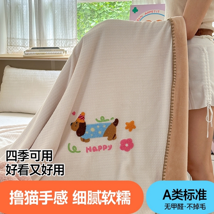 91家纺网 家纺一手货源 找家纺 艾佳2025新款卡通绣花款小华夫格毛毯毯子 华夫毯-腊肠狗白