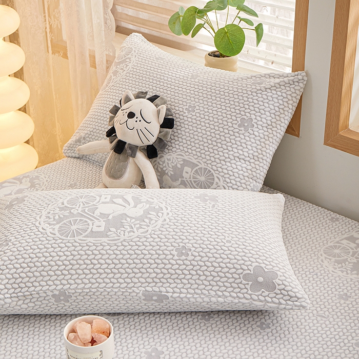 91家纺网 家纺一手货源 找家纺 楼兰公主 2025新款雕花绒床笠 浅语萌趣