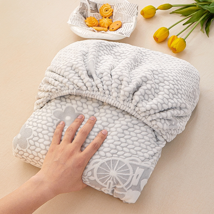 91家纺网 家纺一手货源 找家纺 楼兰公主 2025新款雕花绒床笠 浅语萌趣