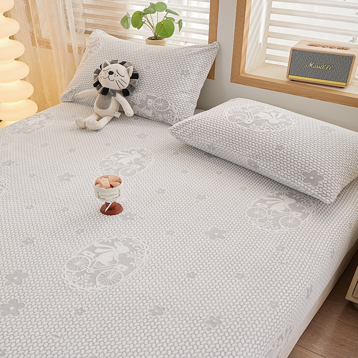 91家纺网 家纺一手货源 找家纺 楼兰公主 2025新款雕花绒床笠 浅语萌趣