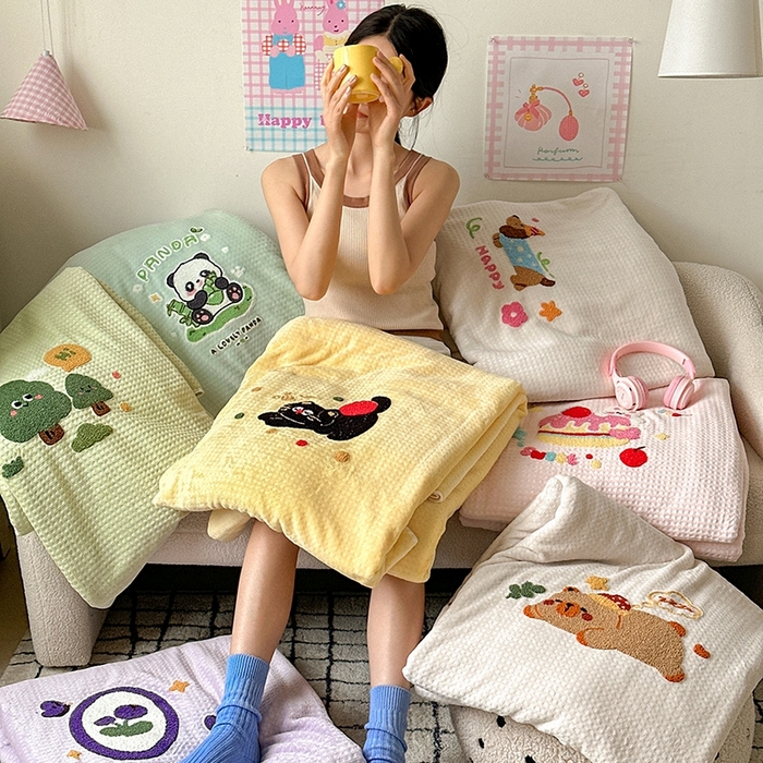 91家纺网 家纺一手货源 找家纺 艾佳2025新款卡通绣花款小华夫格毛毯毯子 组合