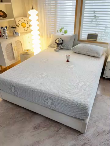 91家纺网 家纺一手货源 找家纺 楼兰公主 2025新款雕花绒床笠 浅语萌趣