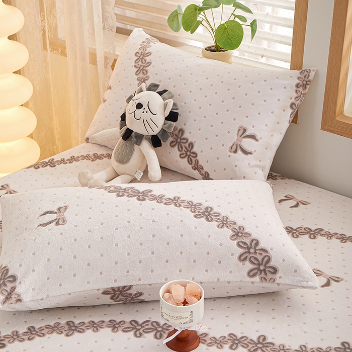 91家纺网 家纺一手货源 找家纺 楼兰公主 2025新款雕花绒床笠 柔绒絮语