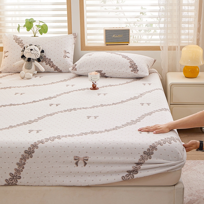 91家纺网 家纺一手货源 找家纺 楼兰公主 2025新款雕花绒床笠 柔绒絮语