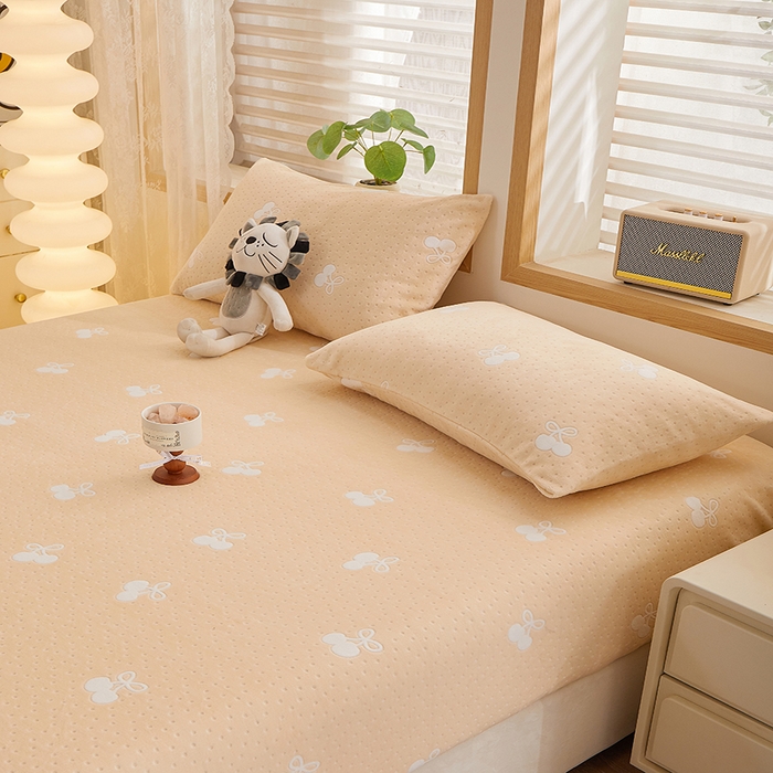 91家纺网 家纺一手货源 找家纺 楼兰公主 2025新款雕花绒床笠 柔羽甜梦