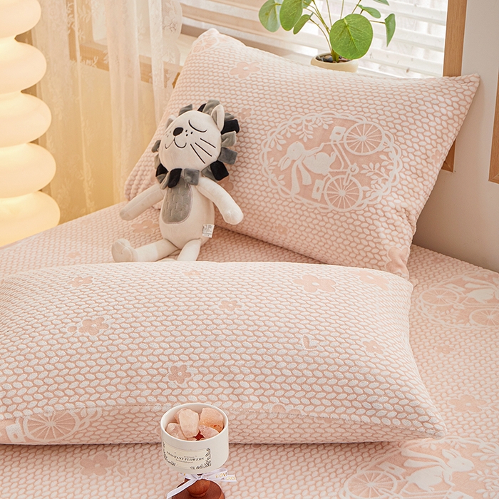 91家纺网 家纺一手货源 找家纺 楼兰公主 2025新款雕花绒床笠 甜梦花语