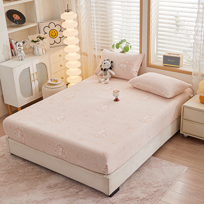 91家纺网 家纺一手货源 找家纺 楼兰公主 2025新款雕花绒床笠 甜梦花语