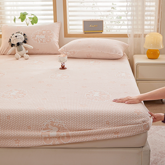 91家纺网 家纺一手货源 找家纺 楼兰公主 2025新款雕花绒床笠 甜梦花语