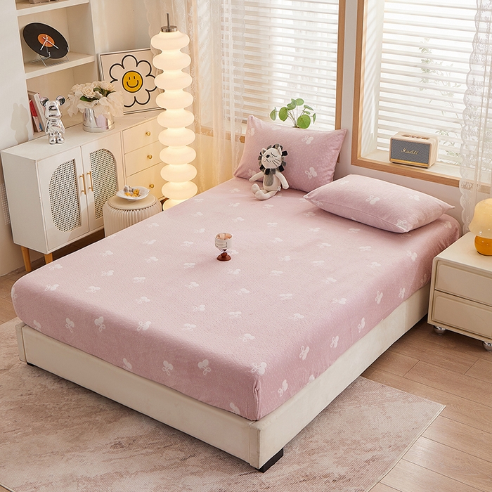 91家纺网 家纺一手货源 找家纺 楼兰公主 2025新款雕花绒床笠 云朵蜜语