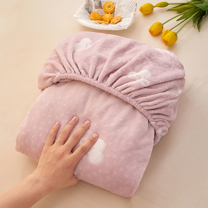 91家纺网 家纺一手货源 找家纺 楼兰公主 2025新款雕花绒床笠 云朵蜜语