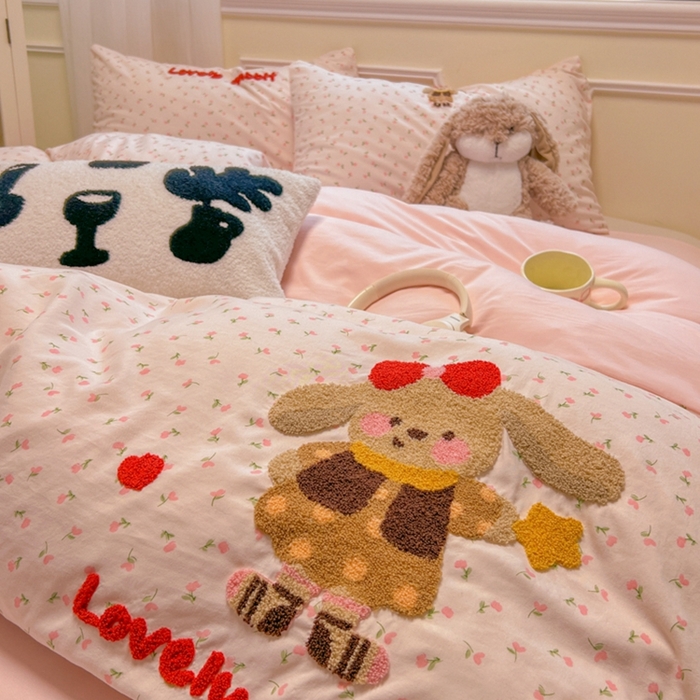 91家纺网 家纺一手货源 找家纺 韩巢家纺 2025新款直播热销款毛巾绣四件套可爱超柔学生季宿舍床上三件套（提供卖家秀） 花花兔