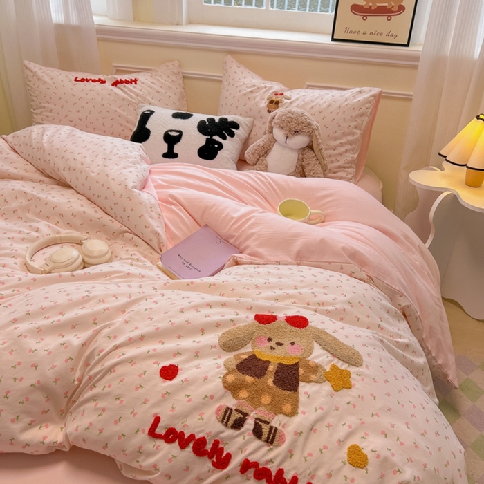 91家纺网 家纺一手货源 找家纺 韩巢家纺 2025新款直播热销款毛巾绣四件套可爱超柔学生季宿舍床上三件套（提供卖家秀） 花花兔