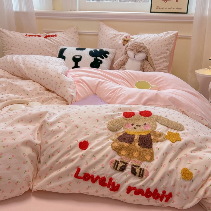 91家纺网 家纺一手货源 找家纺 韩巢家纺 2025新款直播热销款毛巾绣四件套可爱超柔学生季宿舍床上三件套（提供卖家秀） 花花兔