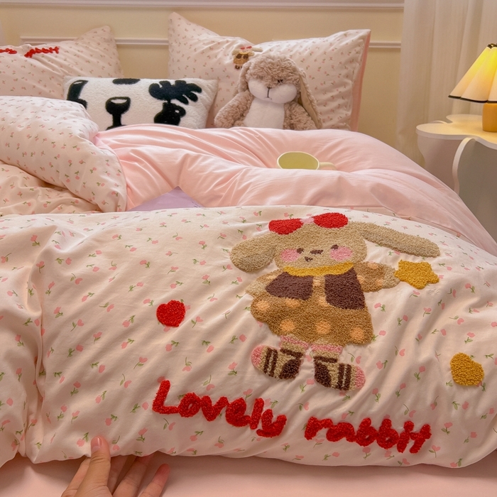 91家纺网 家纺一手货源 找家纺 韩巢家纺 2025新款直播热销款毛巾绣四件套可爱超柔学生季宿舍床上三件套（提供卖家秀） 花花兔
