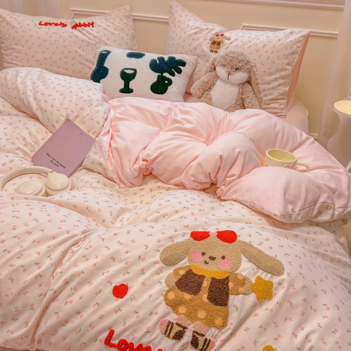 91家纺网 家纺一手货源 找家纺 韩巢家纺 2025新款直播热销款毛巾绣四件套可爱超柔学生季宿舍床上三件套（提供卖家秀） 花花兔