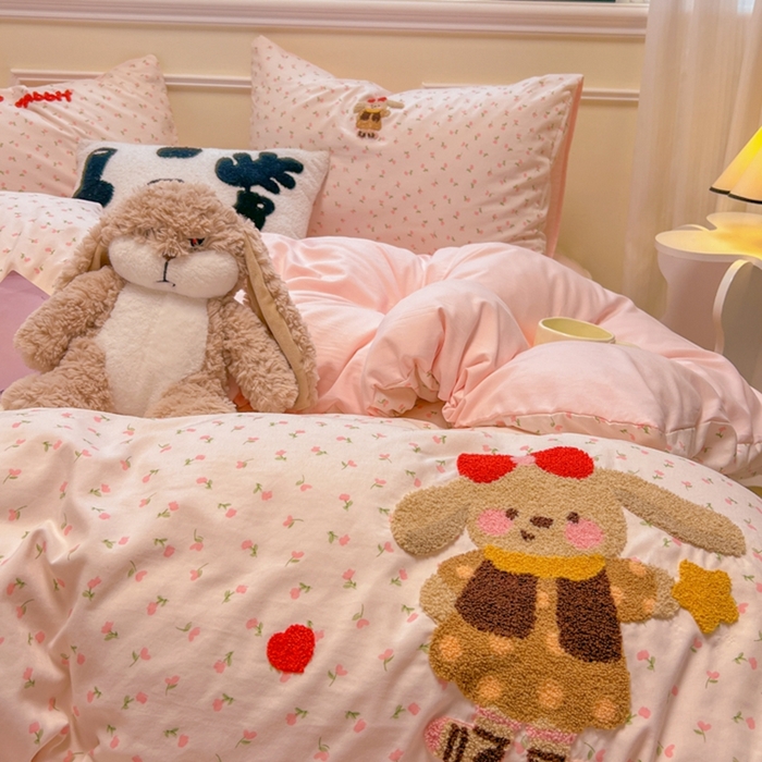 91家纺网 家纺一手货源 找家纺 韩巢家纺 2025新款直播热销款毛巾绣四件套可爱超柔学生季宿舍床上三件套（提供卖家秀） 花花兔
