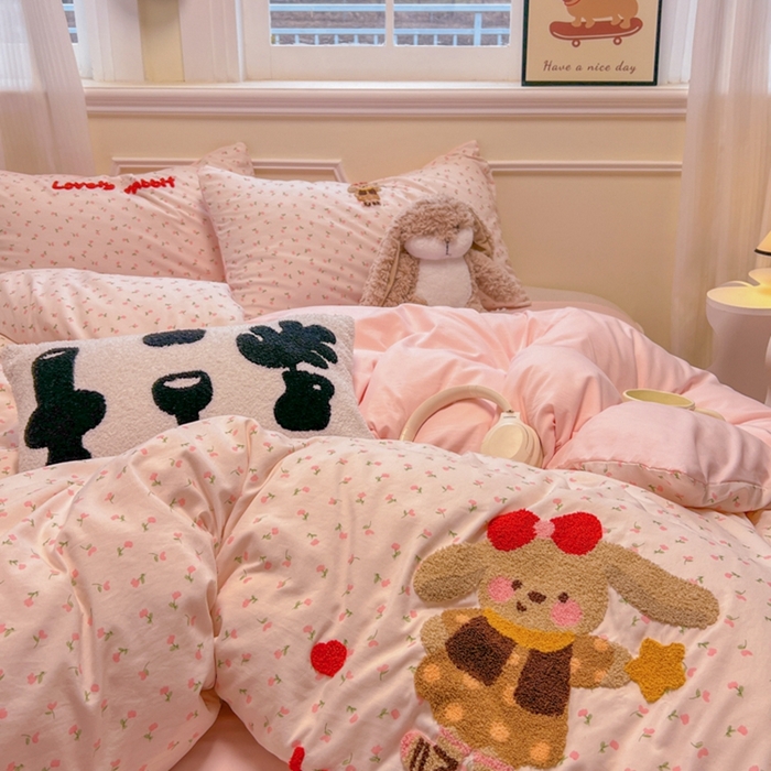 91家纺网 家纺一手货源 找家纺 韩巢家纺 2025新款直播热销款毛巾绣四件套可爱超柔学生季宿舍床上三件套（提供卖家秀） 花花兔
