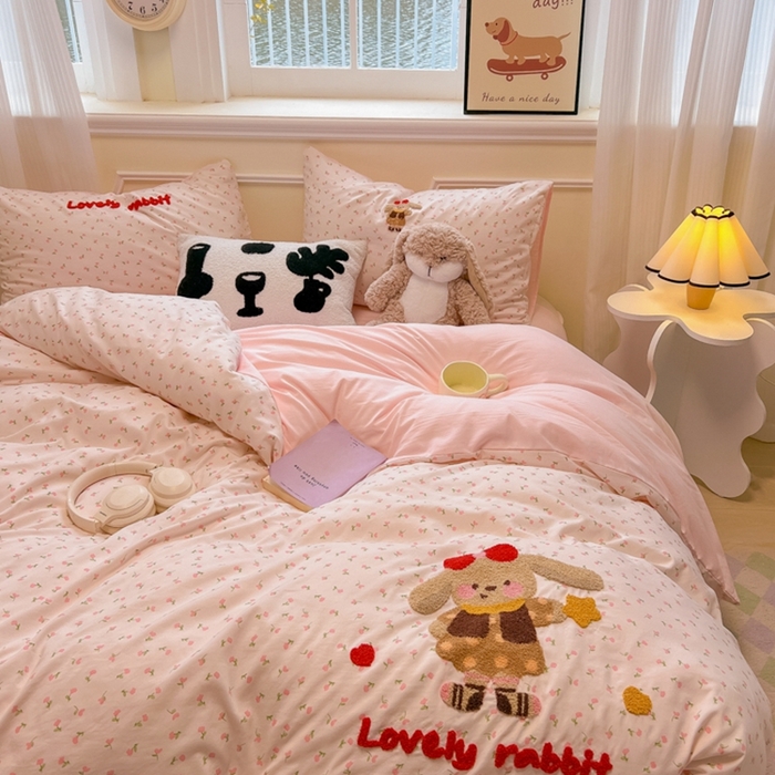 91家纺网 家纺一手货源 找家纺 韩巢家纺 2025新款直播热销款毛巾绣四件套可爱超柔学生季宿舍床上三件套（提供卖家秀） 花花兔