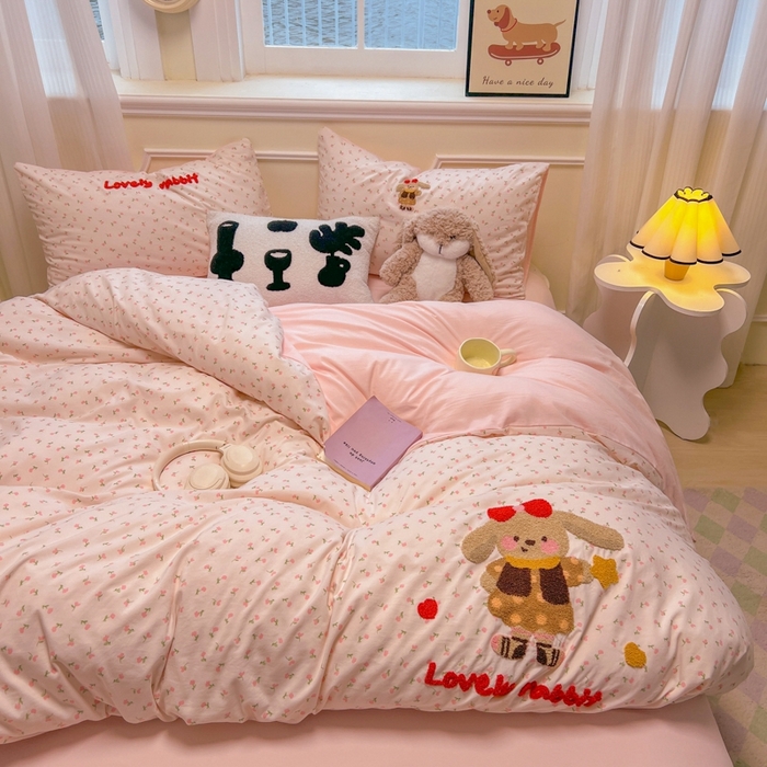 91家纺网 家纺一手货源 找家纺 韩巢家纺 2025新款直播热销款毛巾绣四件套可爱超柔学生季宿舍床上三件套（提供卖家秀） 花花兔