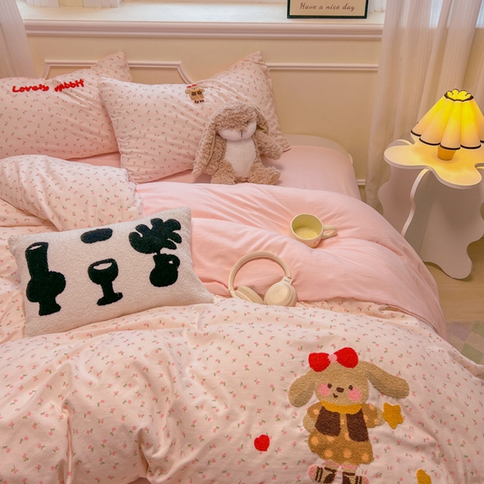 91家纺网 家纺一手货源 找家纺 韩巢家纺 2025新款直播热销款毛巾绣四件套可爱超柔学生季宿舍床上三件套（提供卖家秀） 花花兔