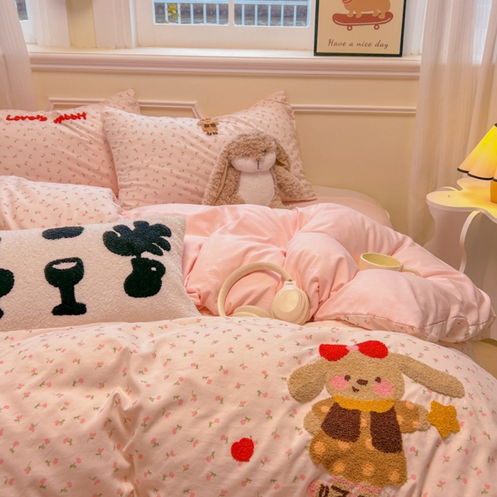 91家纺网 家纺一手货源 找家纺 韩巢家纺 2025新款直播热销款毛巾绣四件套可爱超柔学生季宿舍床上三件套（提供卖家秀） 花花兔