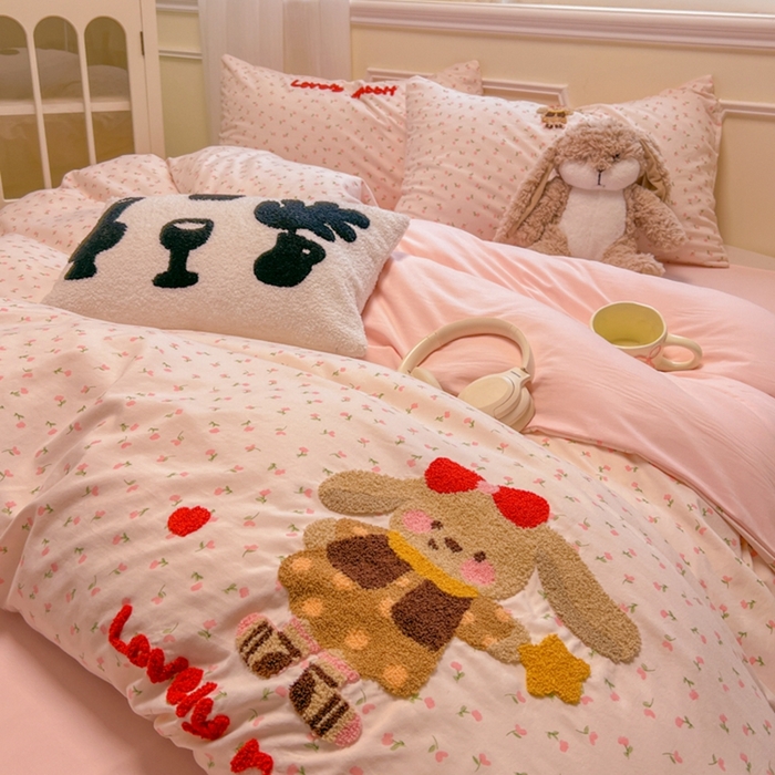 91家纺网 家纺一手货源 找家纺 韩巢家纺 2025新款直播热销款毛巾绣四件套可爱超柔学生季宿舍床上三件套（提供卖家秀） 花花兔