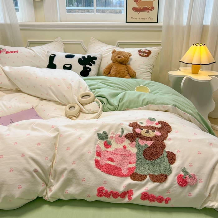 91家纺网 家纺一手货源 找家纺 韩巢家纺 2025新款直播热销款毛巾绣四件套可爱超柔学生季宿舍床上三件套（提供卖家秀） 甜蜜草莓熊