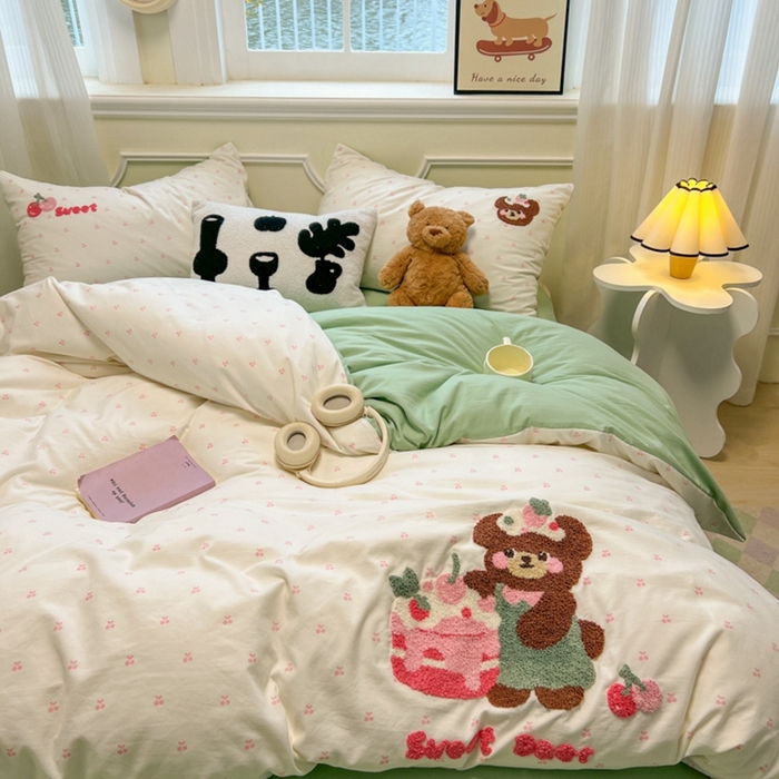 91家纺网 家纺一手货源 找家纺 韩巢家纺 2025新款直播热销款毛巾绣四件套可爱超柔学生季宿舍床上三件套（提供卖家秀） 甜蜜草莓熊