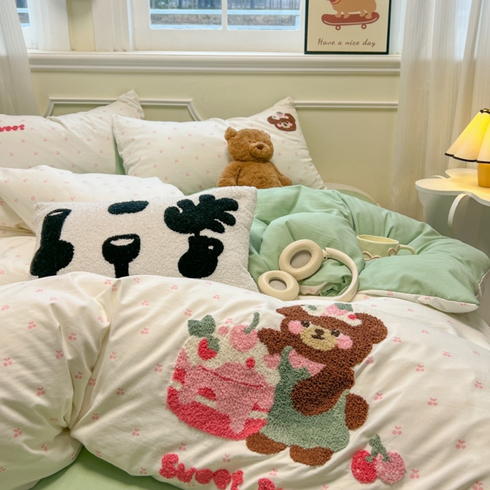 91家纺网 家纺一手货源 找家纺 韩巢家纺 2025新款直播热销款毛巾绣四件套可爱超柔学生季宿舍床上三件套（提供卖家秀） 甜蜜草莓熊