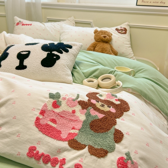 91家纺网 家纺一手货源 找家纺 韩巢家纺 2025新款直播热销款毛巾绣四件套可爱超柔学生季宿舍床上三件套（提供卖家秀） 甜蜜草莓熊