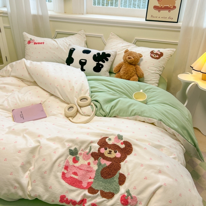 韩巢家纺 2025新款直播热销款毛巾绣四件套可爱超柔学生季宿舍床上三件套（提供卖家秀） 甜蜜草莓熊