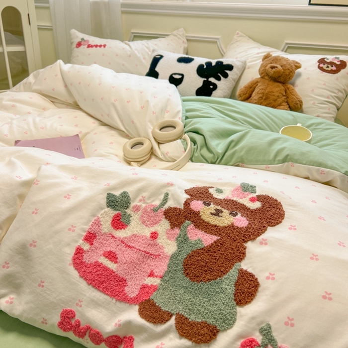 91家纺网 家纺一手货源 找家纺 韩巢家纺 2025新款直播热销款毛巾绣四件套可爱超柔学生季宿舍床上三件套（提供卖家秀） 甜蜜草莓熊