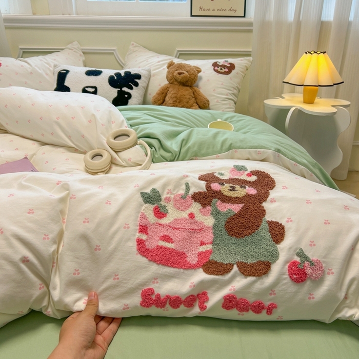91家纺网 家纺一手货源 找家纺 韩巢家纺 2025新款直播热销款毛巾绣四件套可爱超柔学生季宿舍床上三件套（提供卖家秀） 甜蜜草莓熊