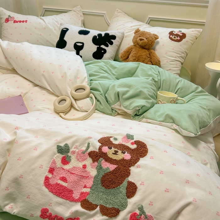 91家纺网 家纺一手货源 找家纺 韩巢家纺 2025新款直播热销款毛巾绣四件套可爱超柔学生季宿舍床上三件套（提供卖家秀） 甜蜜草莓熊
