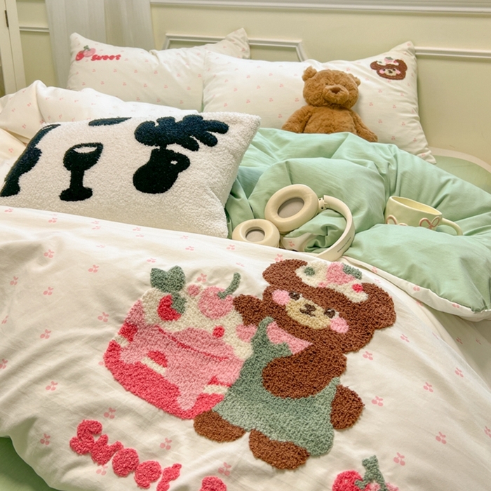 91家纺网 家纺一手货源 找家纺 韩巢家纺 2025新款直播热销款毛巾绣四件套可爱超柔学生季宿舍床上三件套（提供卖家秀） 甜蜜草莓熊