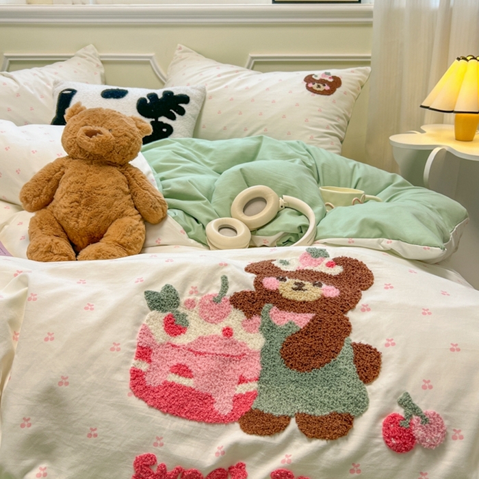 91家纺网 家纺一手货源 找家纺 韩巢家纺 2025新款直播热销款毛巾绣四件套可爱超柔学生季宿舍床上三件套（提供卖家秀） 甜蜜草莓熊