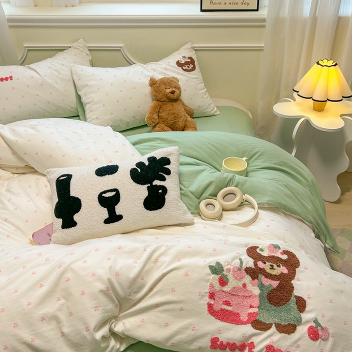 91家纺网 家纺一手货源 找家纺 韩巢家纺 2025新款直播热销款毛巾绣四件套可爱超柔学生季宿舍床上三件套（提供卖家秀） 甜蜜草莓熊