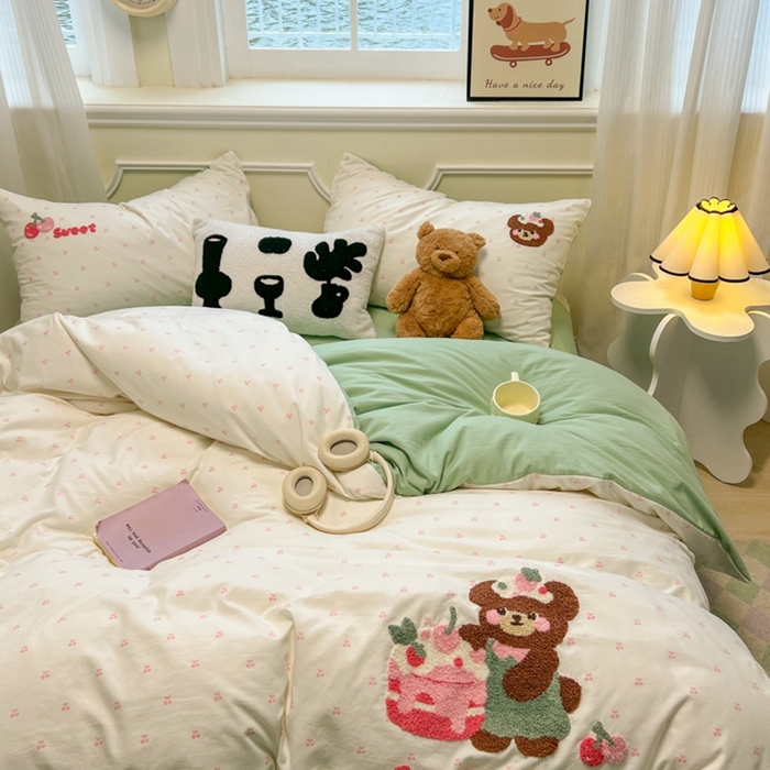 91家纺网 家纺一手货源 找家纺 韩巢家纺 2025新款直播热销款毛巾绣四件套可爱超柔学生季宿舍床上三件套（提供卖家秀） 甜蜜草莓熊