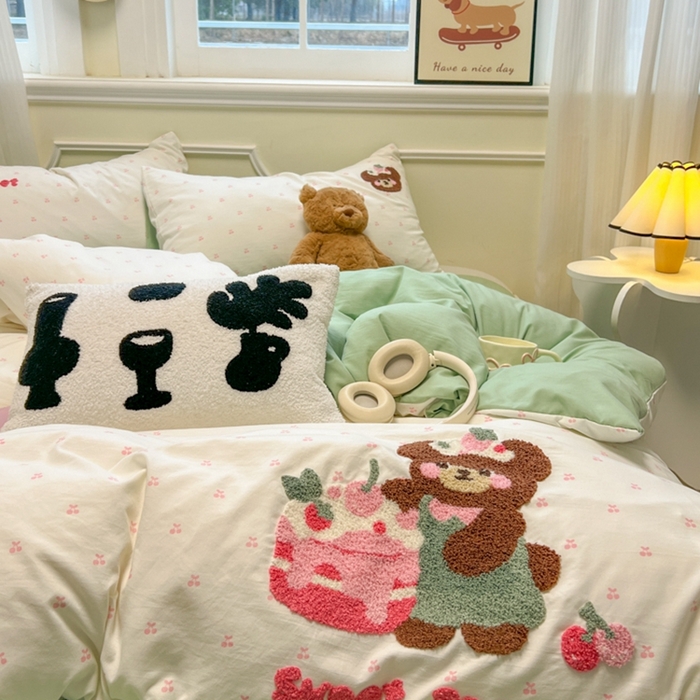 91家纺网 家纺一手货源 找家纺 韩巢家纺 2025新款直播热销款毛巾绣四件套可爱超柔学生季宿舍床上三件套（提供卖家秀） 甜蜜草莓熊