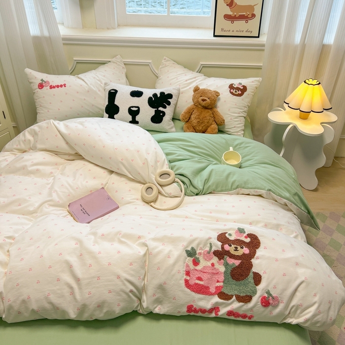 91家纺网 家纺一手货源 找家纺 韩巢家纺 2025新款直播热销款毛巾绣四件套可爱超柔学生季宿舍床上三件套（提供卖家秀） 甜蜜草莓熊