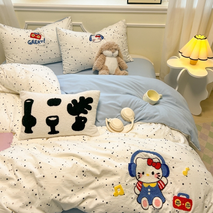 91家纺网 家纺一手货源 找家纺 韩巢家纺 2025新款直播热销款毛巾绣四件套可爱超柔学生季宿舍床上三件套（提供卖家秀） 小猫收音机