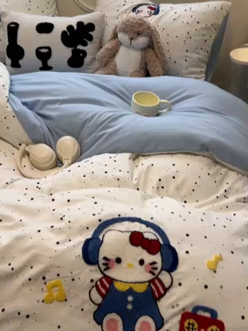 91家纺网 家纺一手货源 找家纺 韩巢家纺 2025新款直播热销款毛巾绣四件套可爱超柔学生季宿舍床上三件套（提供卖家秀） 小猫收音机