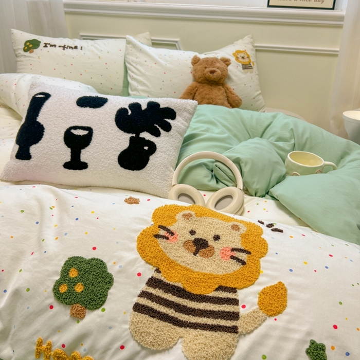 91家纺网 家纺一手货源 找家纺 韩巢家纺 2025新款直播热销款毛巾绣四件套可爱超柔学生季宿舍床上三件套（提供卖家秀） 小狮时光