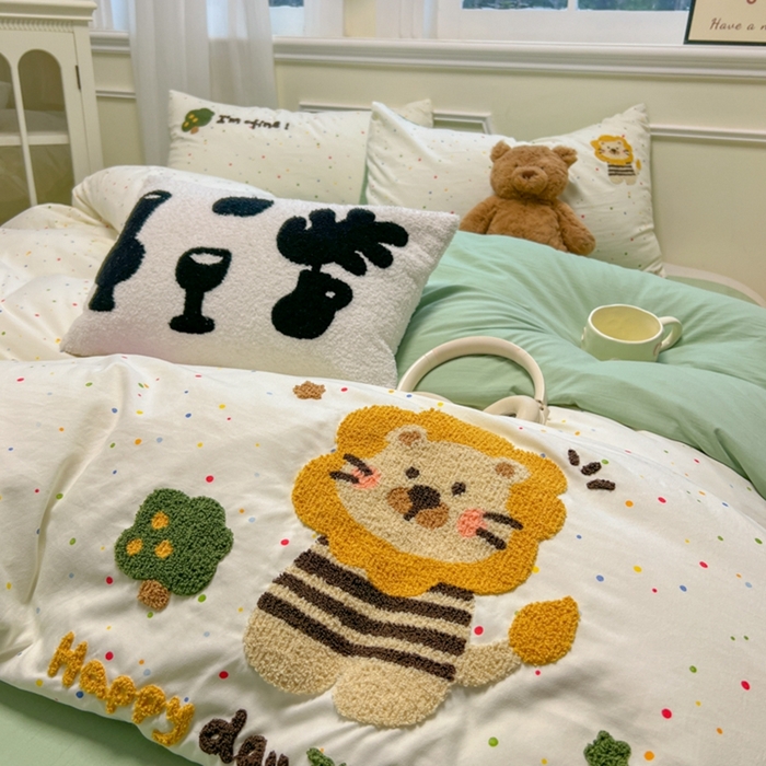 91家纺网 家纺一手货源 找家纺 韩巢家纺 2025新款直播热销款毛巾绣四件套可爱超柔学生季宿舍床上三件套（提供卖家秀） 小狮时光